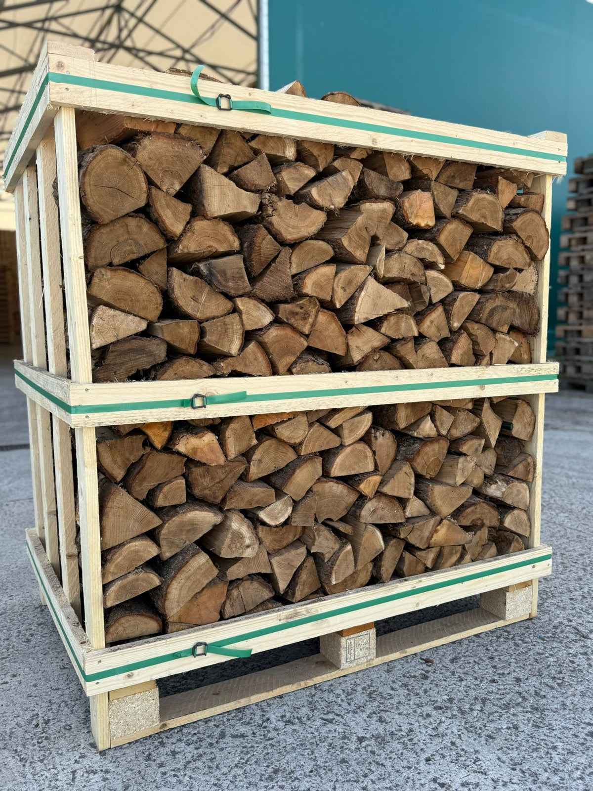 Kiln Dried Oak Logs (Standard Crate) + Free Kindling